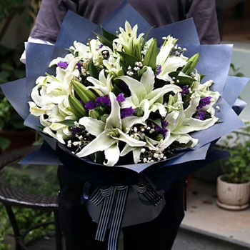 16 Lilies Bouquet